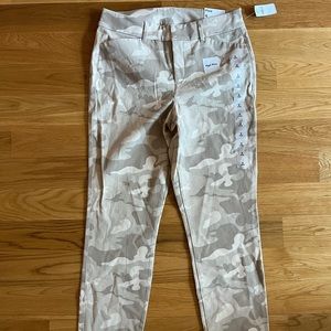 Old Navy high rise camo pants in size 6